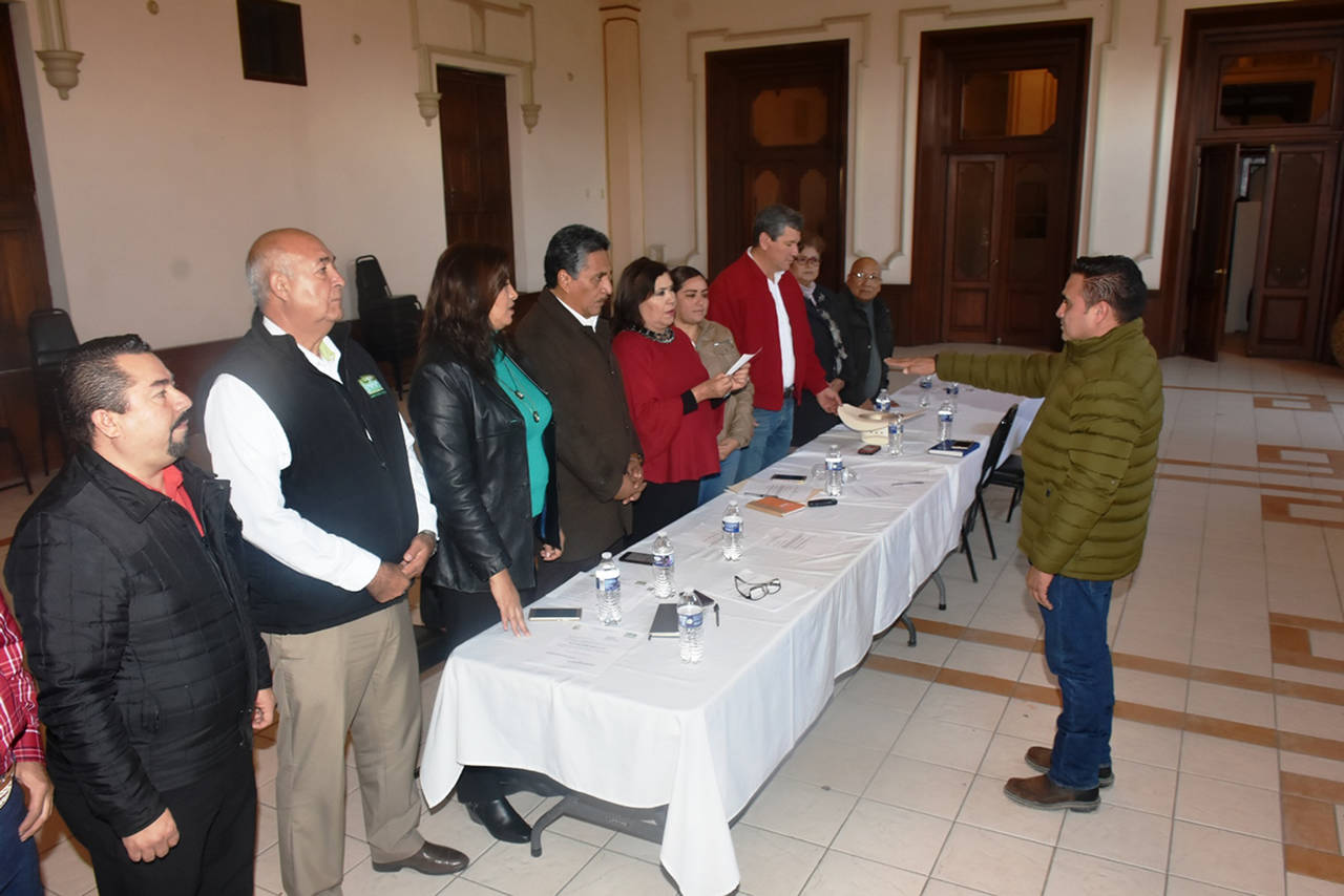 Protesta. El nuevo director del Sapal, Gustavo Samaniego Holguín rindió protesta ante el Consejo del organismo. (EL SIGLO DE TORREÓN)