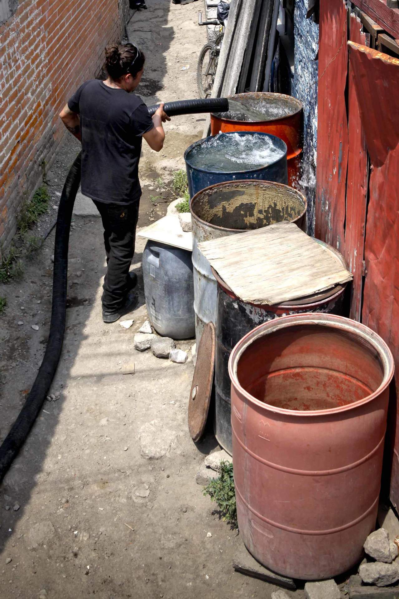 El director del Sistema de Aguas de la Ciudad de México, Ramón Aguirre, anunció que este jueves comenzará a normalizarse el servicio de agua, aunque será hasta el sábado cuando se restablezca en su totalidad en las 13 demarcaciones afectadas. (EL UNIVERSAL)