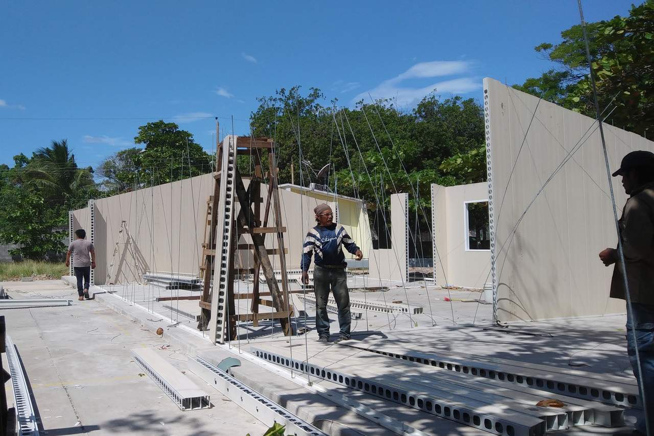 La Sección 22 del SNTE, conjuntamente con padres de familia, acordaron no utilizar las aulas provisionales construidas por el gobierno de Oaxaca en la región del Istmo de Tehuantepec, devastada por los sismos de septiembre, porque no garantizan la seguridad de maestros ni de estudiantes. (ARCHIVO)