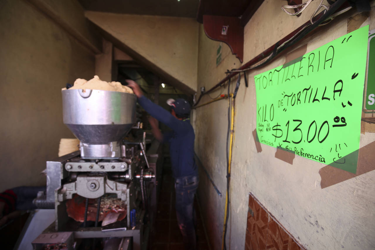 Monopolios. La Cofece pidió a la industria de la tortilla evitar elevar el precio de la tortilla sin justificación. (ARCHIVO)