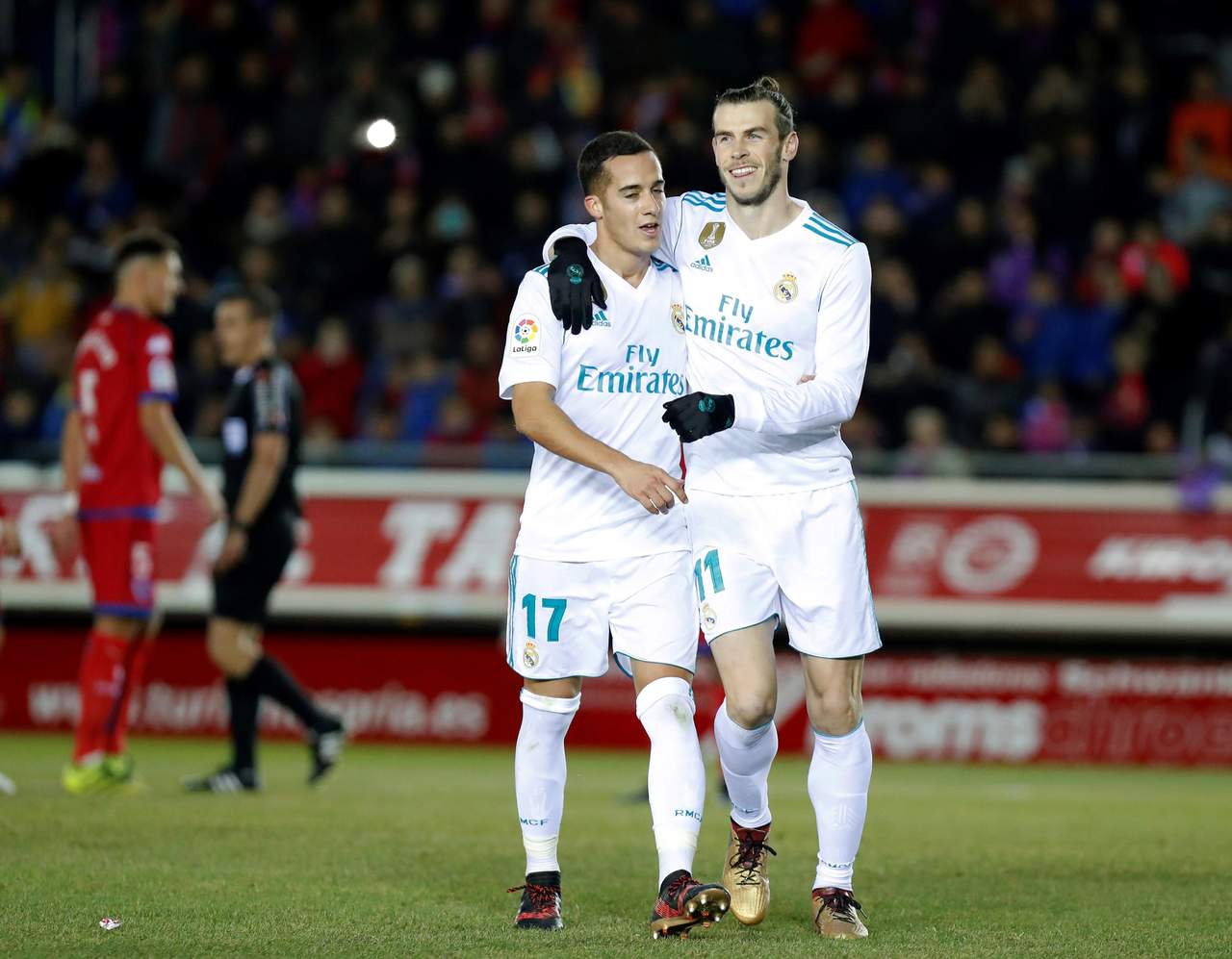 El galés Gareth Bale (d) adelantó al Real Madrid gracias a un penal conseguido por su compañero Lucas Vázquez (i).