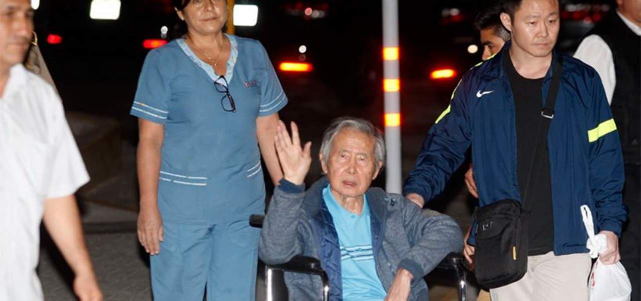 Fujimori salió de la clínica, en el distrito de Pueblo Libre, en una silla de ruedas acompañado por su hijo menor Kenji Fujimori y otros colaboradores del legislador. (ESPECIAL)