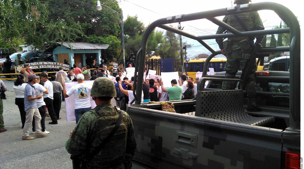 Acusados. Los elementos federales y estatales retuvieron a un centenar de agentes de la Policía Municipal de Chilpancingo. (AGENCIA REFORMA)