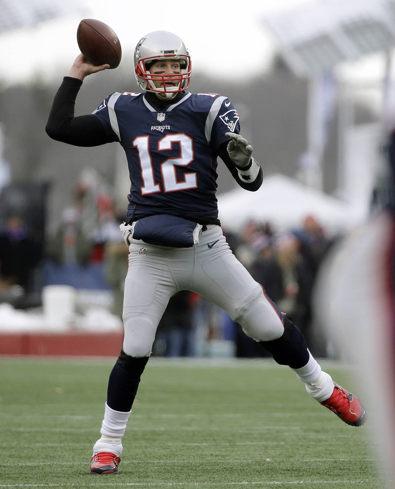 Tom Brady y los Patriots son favoritos a repetir como campeones este año de la NFL. (Fotografía de AP)