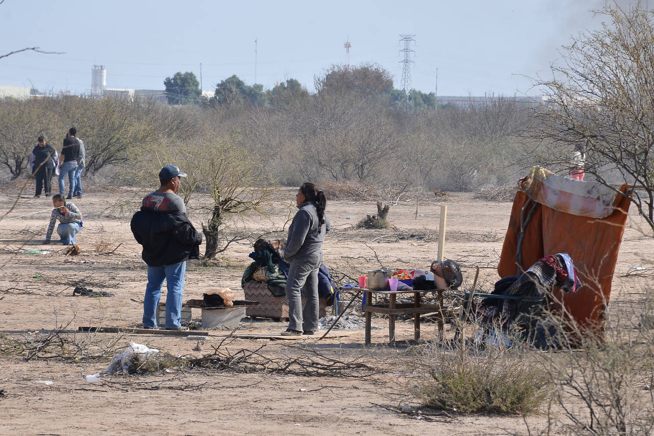 Preparan terreno. Familias comienzan su instalación permanente en predios de uso industrial en Torreón. (EL SIGLO DE TORREÓN/FERNANDO COMPEÁN)