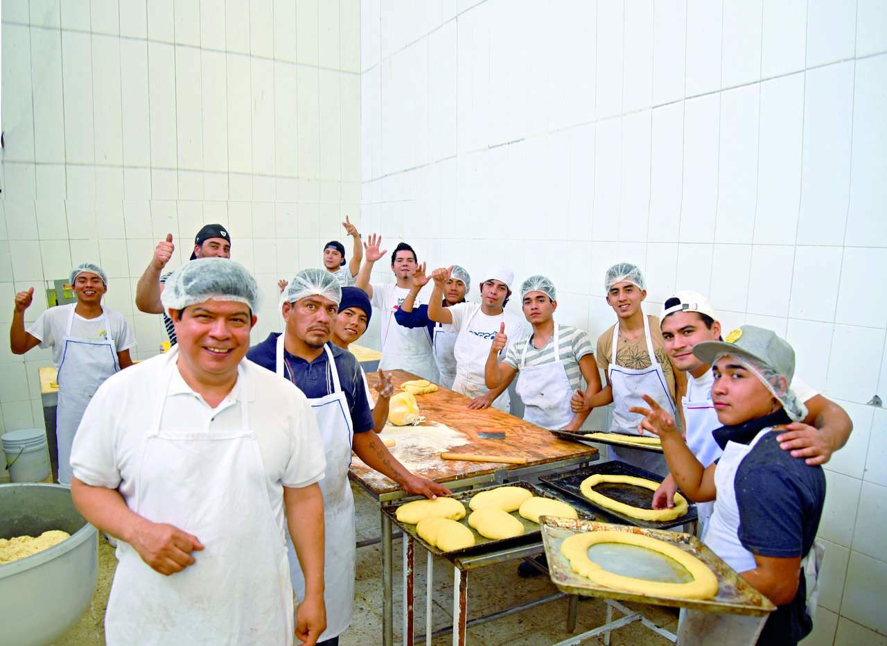 Un grupo de jóvenes se dedica a elaborar la rosca en una panificadora de La Laguna. (EL SIGLO DE TORREÓN/JESÚS GALINDO)