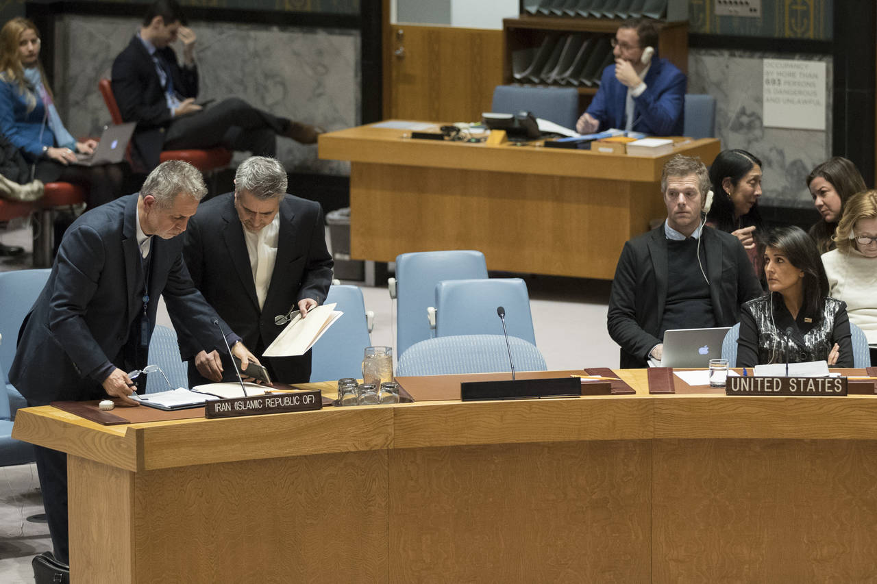 Distancia. La embajadora de EU en la ONU, Nikki Haley, mira al representante de Irán, Gholamali Khoshroo (2° Izq.).
