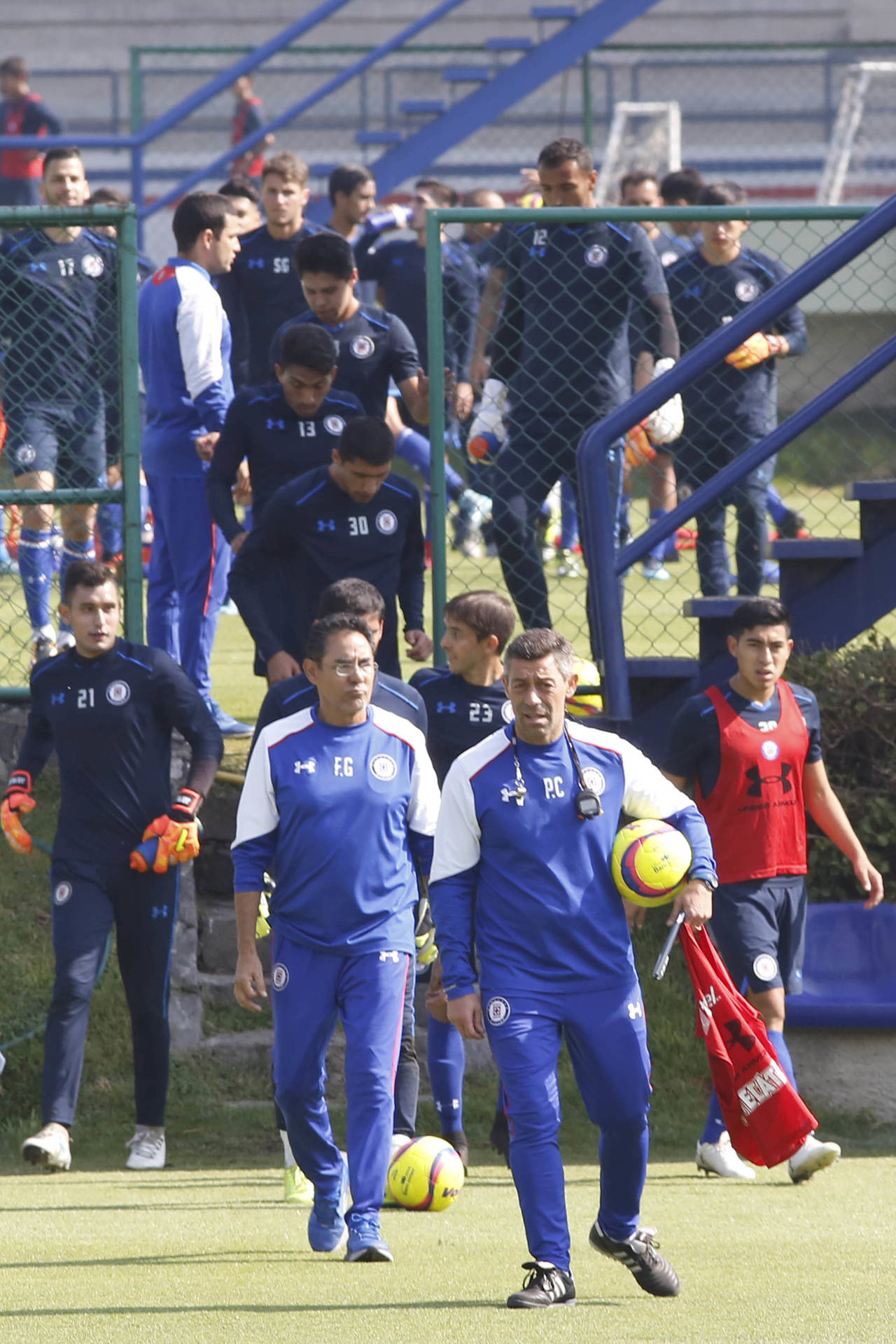 El director técnico portugués Pedro Caixinha tiene sobre sus hombros la responsabilidad de convertir al Cruz Azul en un equipo protagonista. 