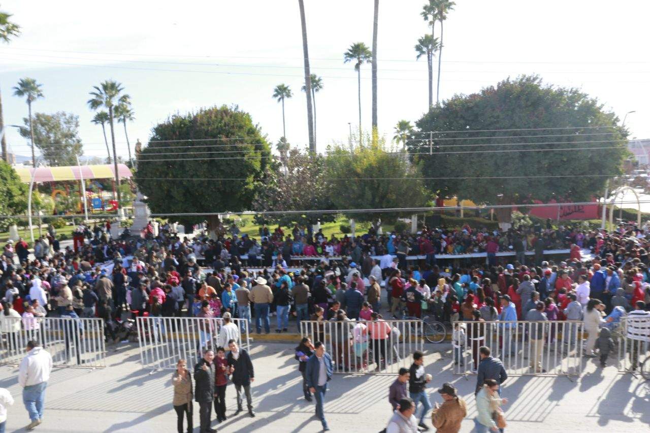 Acudieron cientos de personas al reparto de Rosca de Reyes. (EL SILGO DE TORREÓN) 