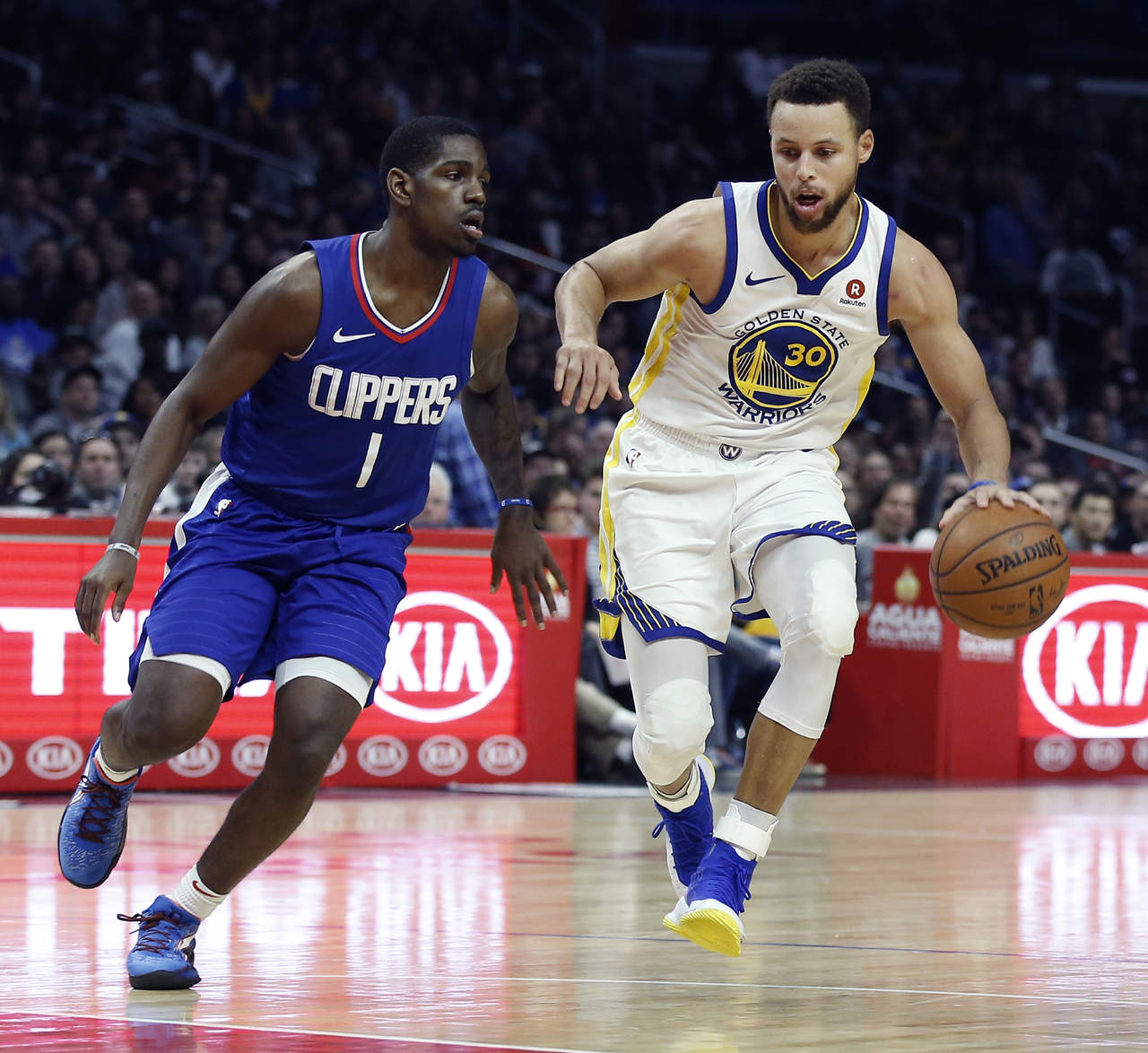 Stephen Curry metió 45 puntos en la victoria de Warriors 121-105 sobre los Clippers de Los Ángeles. (AP)