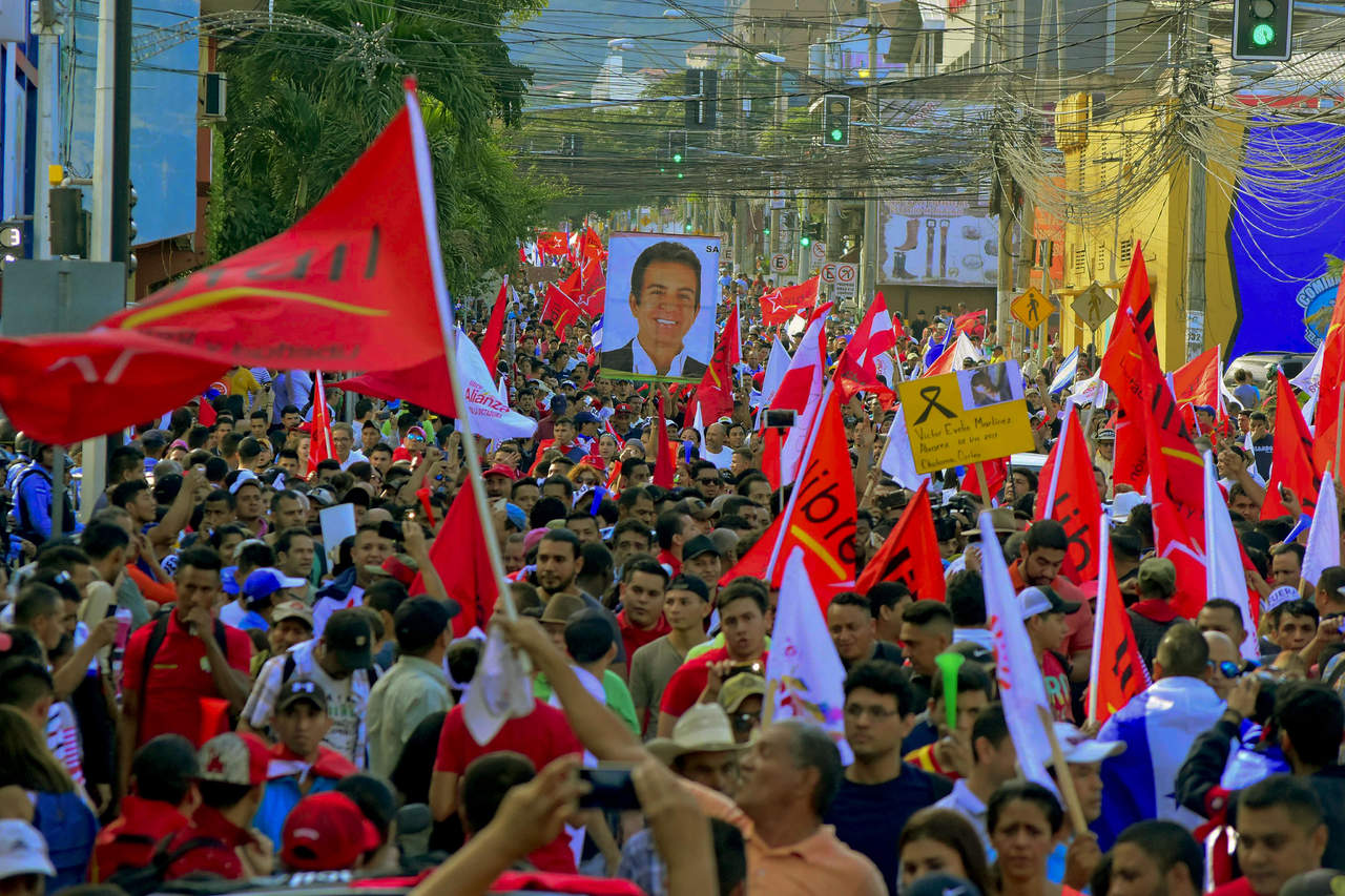'No nos detendremos hasta que Hernández diga que se va', dijo Nasralla ante los seguidores que gritaban '¡Fuera JOH!', algunos con un dibujo del presidente acompañado por la frase “dictador”. (EFE)
