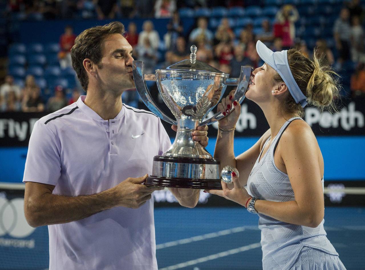 Belinda Bencic y Roger Federer derrotaron en la final 4-3, 4-2 a Angelique Kerber y Alexander Zverev para alzar el trofeo de campeones. (AP)