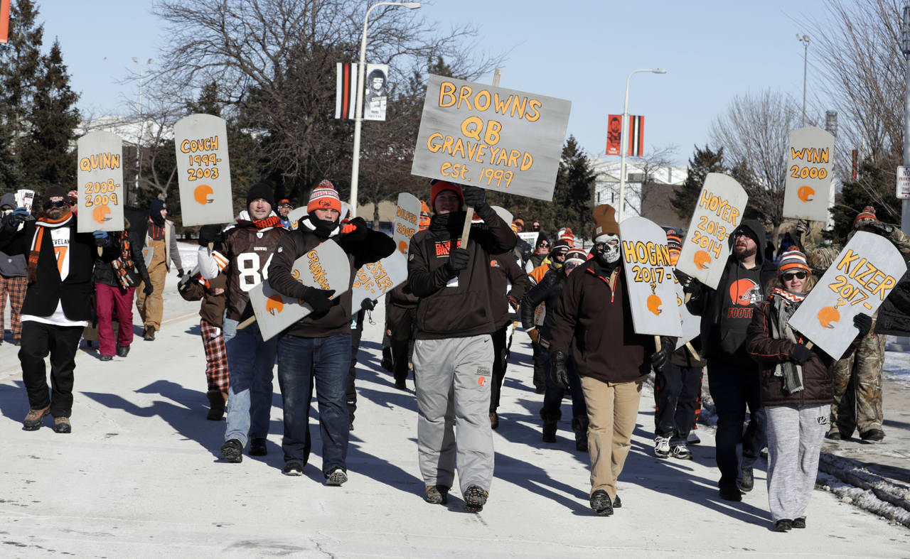 Pese al frío extremo, más de tres mil aficionados de los Browns marcharon para protestar por la pobre campaña de su equipo. (AP)