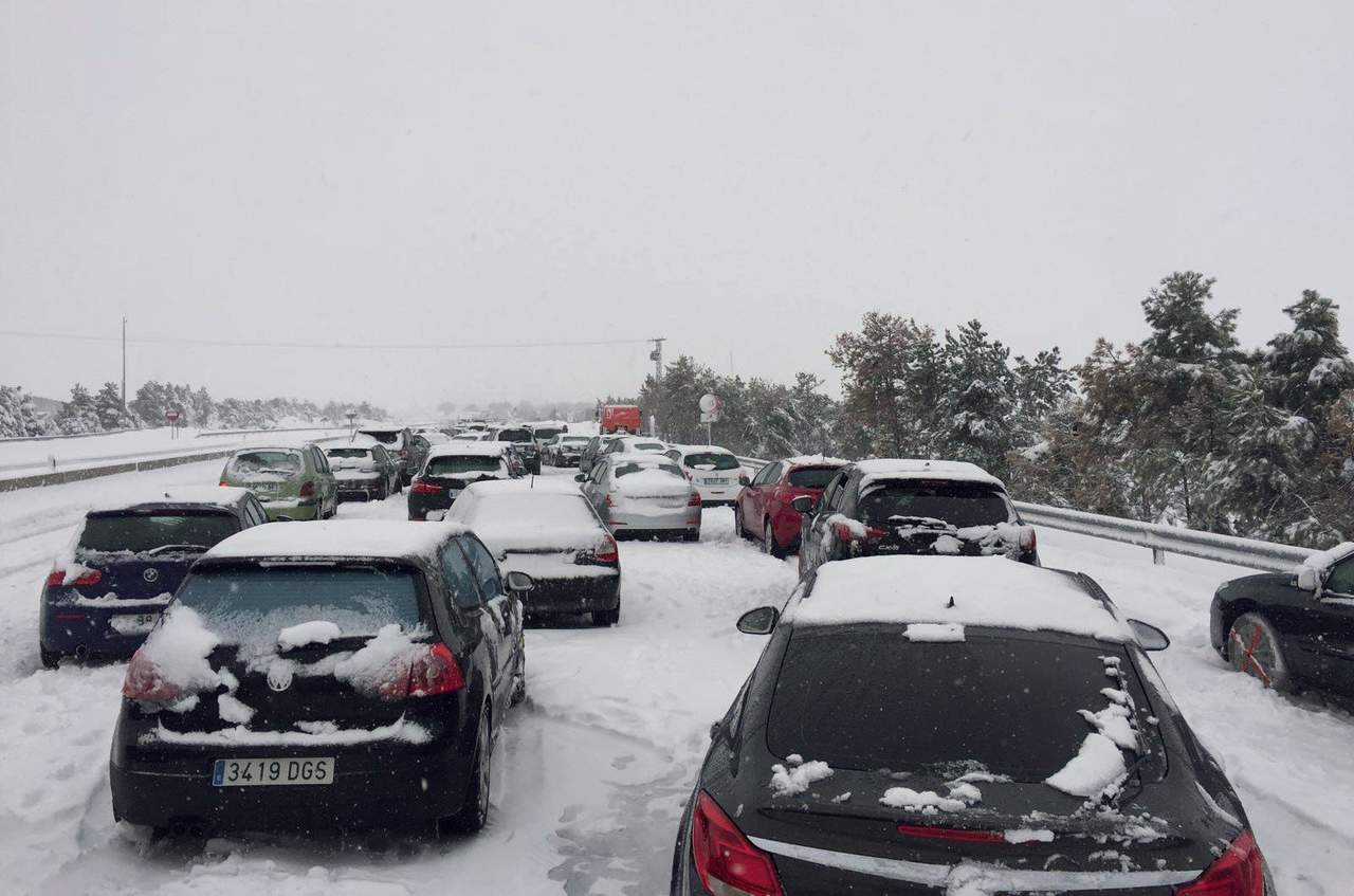Carreteras cortadas y miles de atrapados por una gran nevada en España. (EFE)
