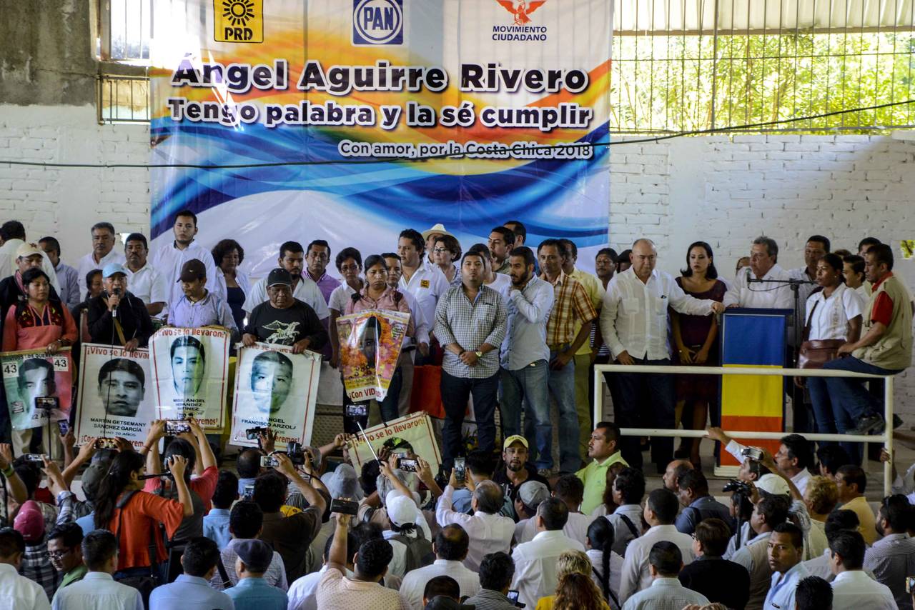 Marcado. La campaña de Ángel Aguirre tuvo su momento de tensión cuando padres de los 43  normalistas lo encararon. (EL UNIVERSAL)