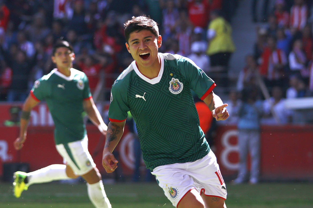 El lagunero Javier López celebra su gol con el Guadalajara. (Jam Media)