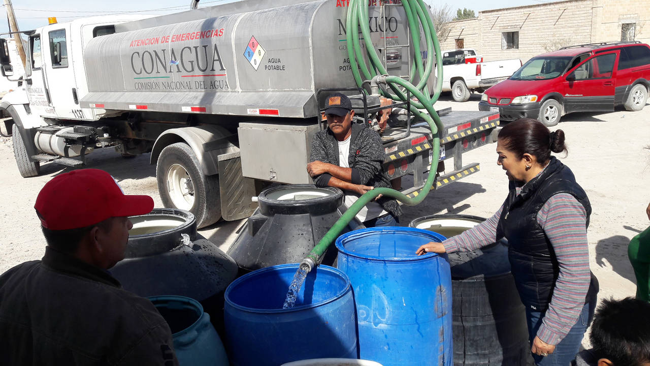 Solución. Para atender el problema de falta de agua en algunos ejidos, se optó por rentar más pipas. (CORTESÍA)