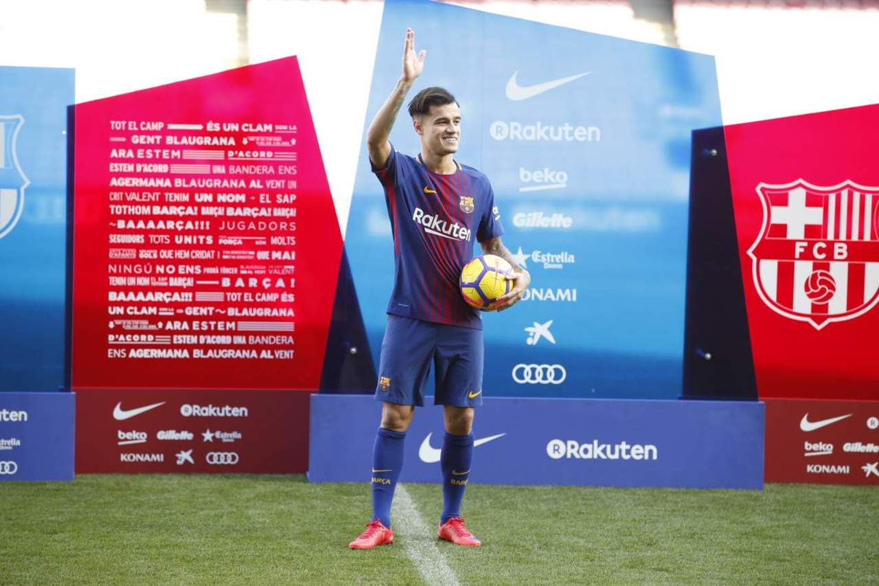 La lesión muscular que le ha sido detectada en el examen médico no ha impedido a Coutinho entrar en contacto con el balón. (TWITTER)