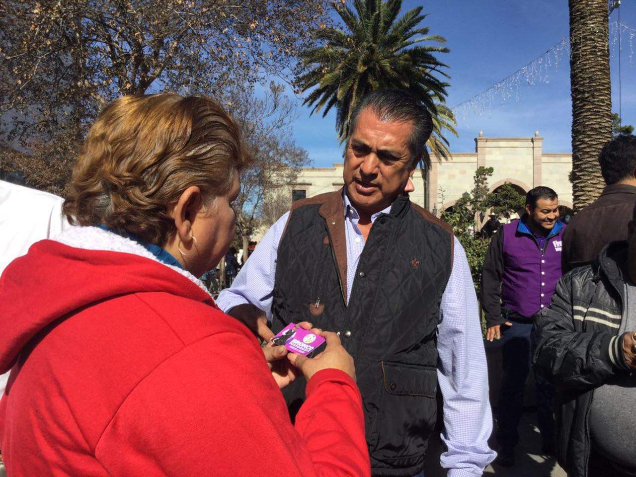 Al recorrer el Mercado Juárez y la Plaza de Armas, en la capital coahuilense, Rodríguez Calderón escuchó y platicó con los ciudadanos que mostraron su molestia por el mal manejo de los gobiernos actuales, en manos de los partidos políticos. (TWITTER)