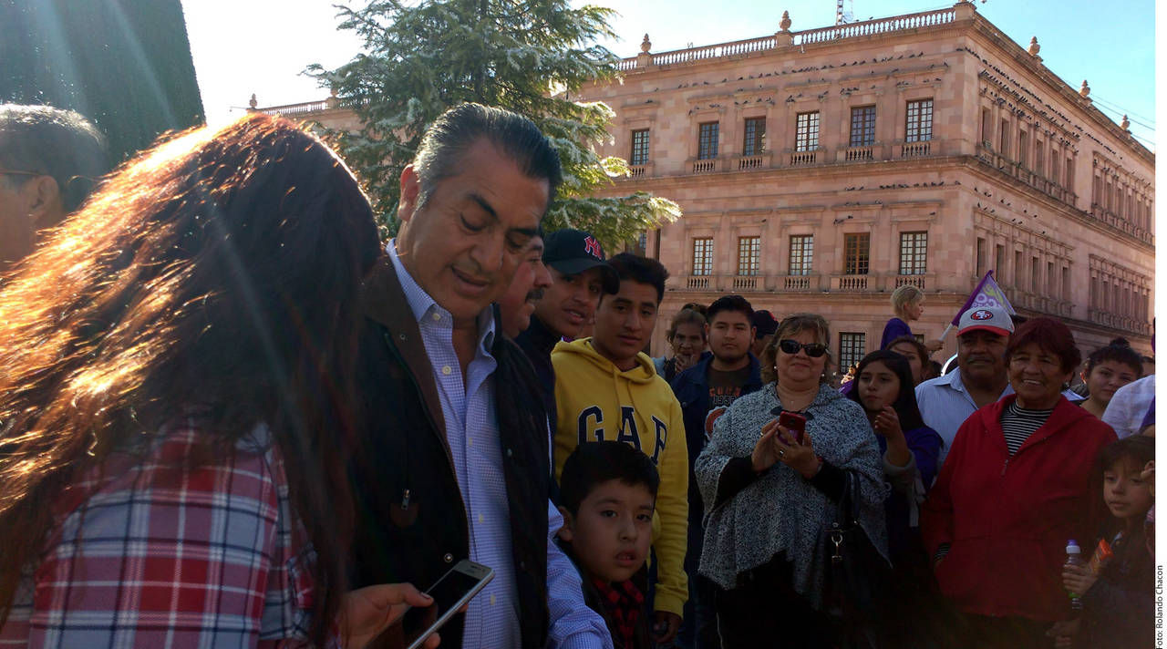 De gira. Jaime Rodríguez, 'El Bronco', saludó a ciudadanos en la Plaza de Armas de Saltillo. (AGENCIA REFORMA)