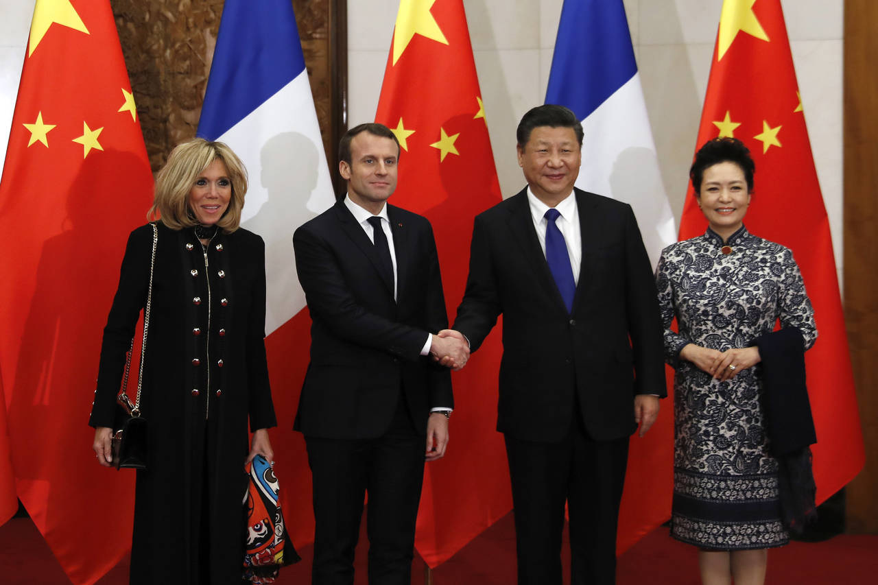 Saludo. Macron y Xi Jinping mantuvieron un encuentro  en el complejo residencial para huéspedes diplomáticos de Diaoyutai. (EFE)