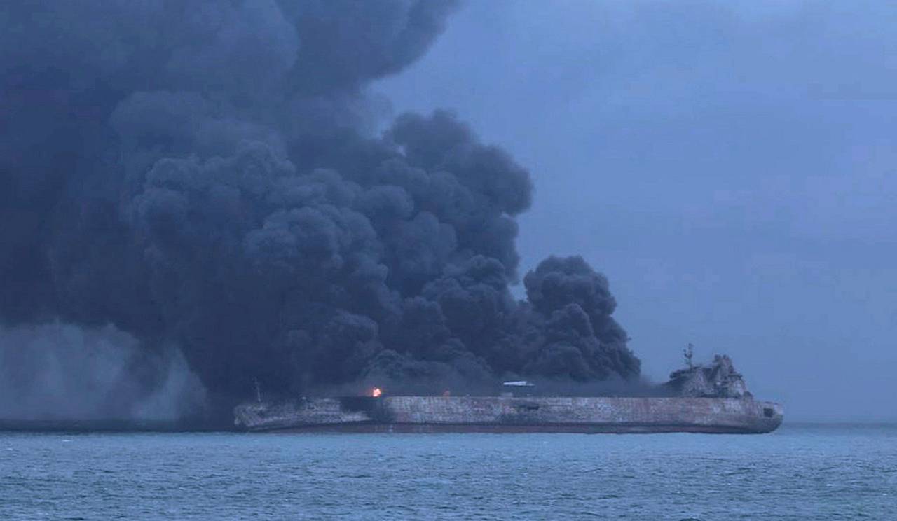 En riesgo. El petrolero que se incendió cerca de la costa de China corre peligro de explotar. (EFE)