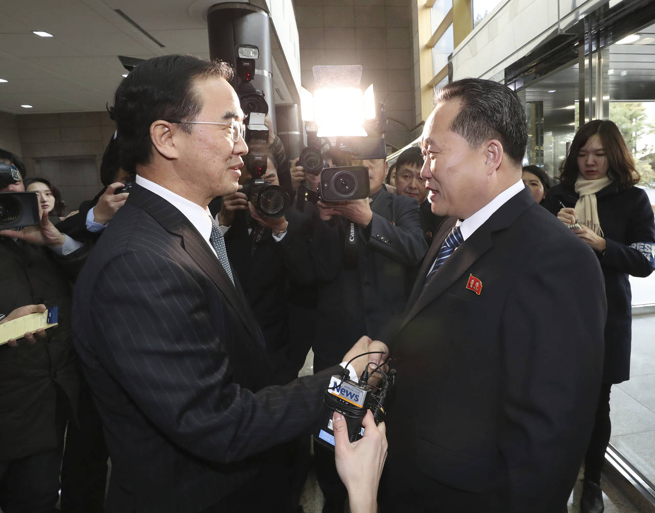 Reúnen. Las dos Coreas iniciaron su primer encuentro para facilitar la participación norcoreana en los Olímpicos de Invierno. (AP)