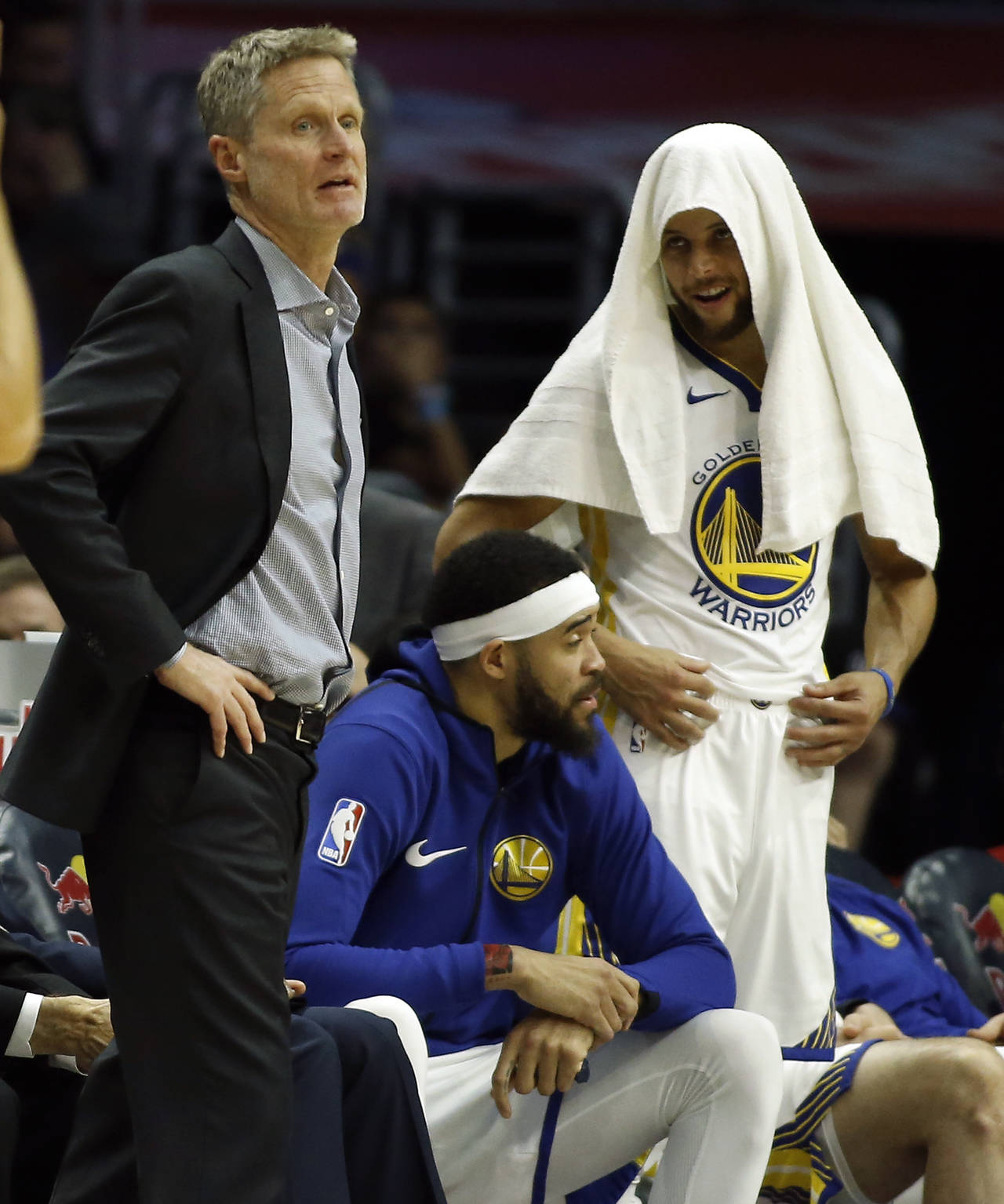 El jugador de los Warriors de Golden State Stephen Curry observa a su entrenador durante un partido de la NBA. (AP)
