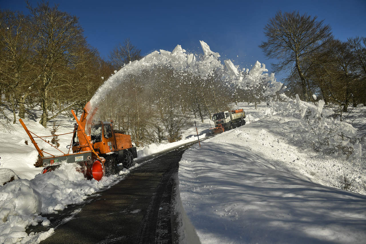 Limpieza. En varias carreteras en España, personas con maquinaria retiraron la nieve del asfalto. (AP y EFE)