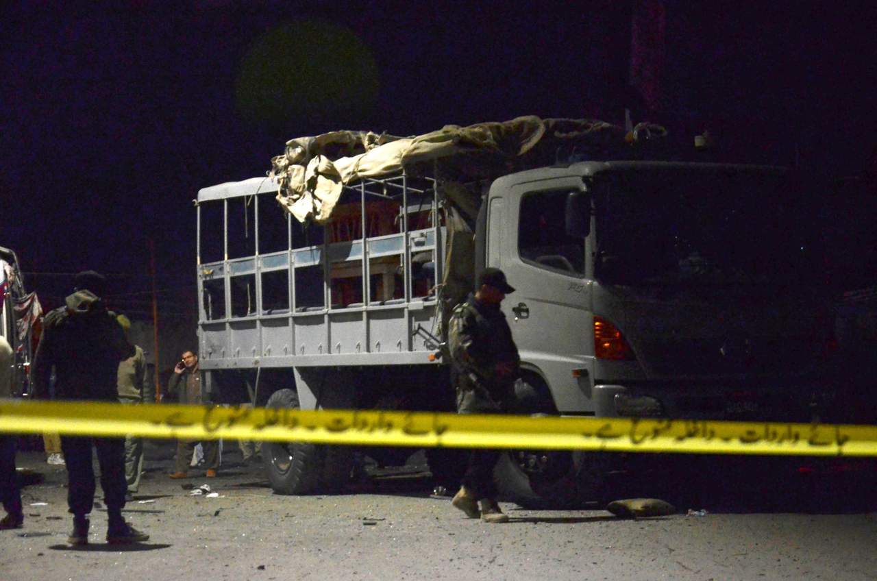 Cuatro policías, dos civiles y el atacante murieron en el atentado y 15 personas resultaron heridas, entre ellas siete agentes, que han sido trasladados a hospitales de la zona. (EFE)
