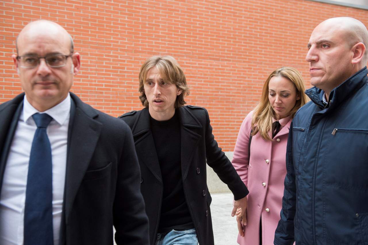 El centrocampista de Real Madrid Luka Modric a su salida de los juzgados de Alcobendas por los delitos fiscales de que le acusa la Agencia Tributaria.