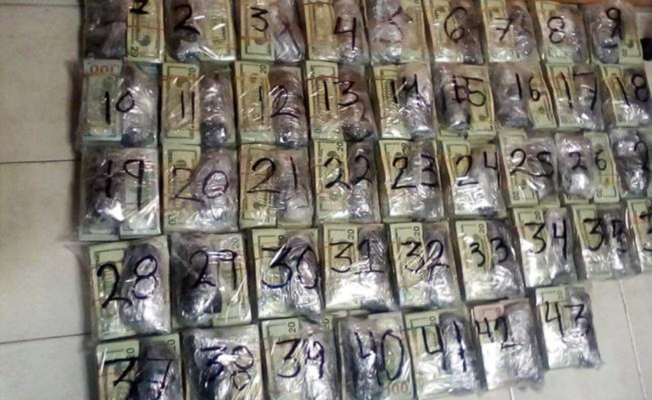 Personal de la Secretaría de Marina (Semar) en conjunto con policías estatales de Tamaulipas detuvieron a un par de hombres y aseguraron 43 paquetes que ascendía a 981 mil 140 dólares, que se encontraban escondidos en un panel lateral de un autobús de pasajeros. (TWITTER)
 