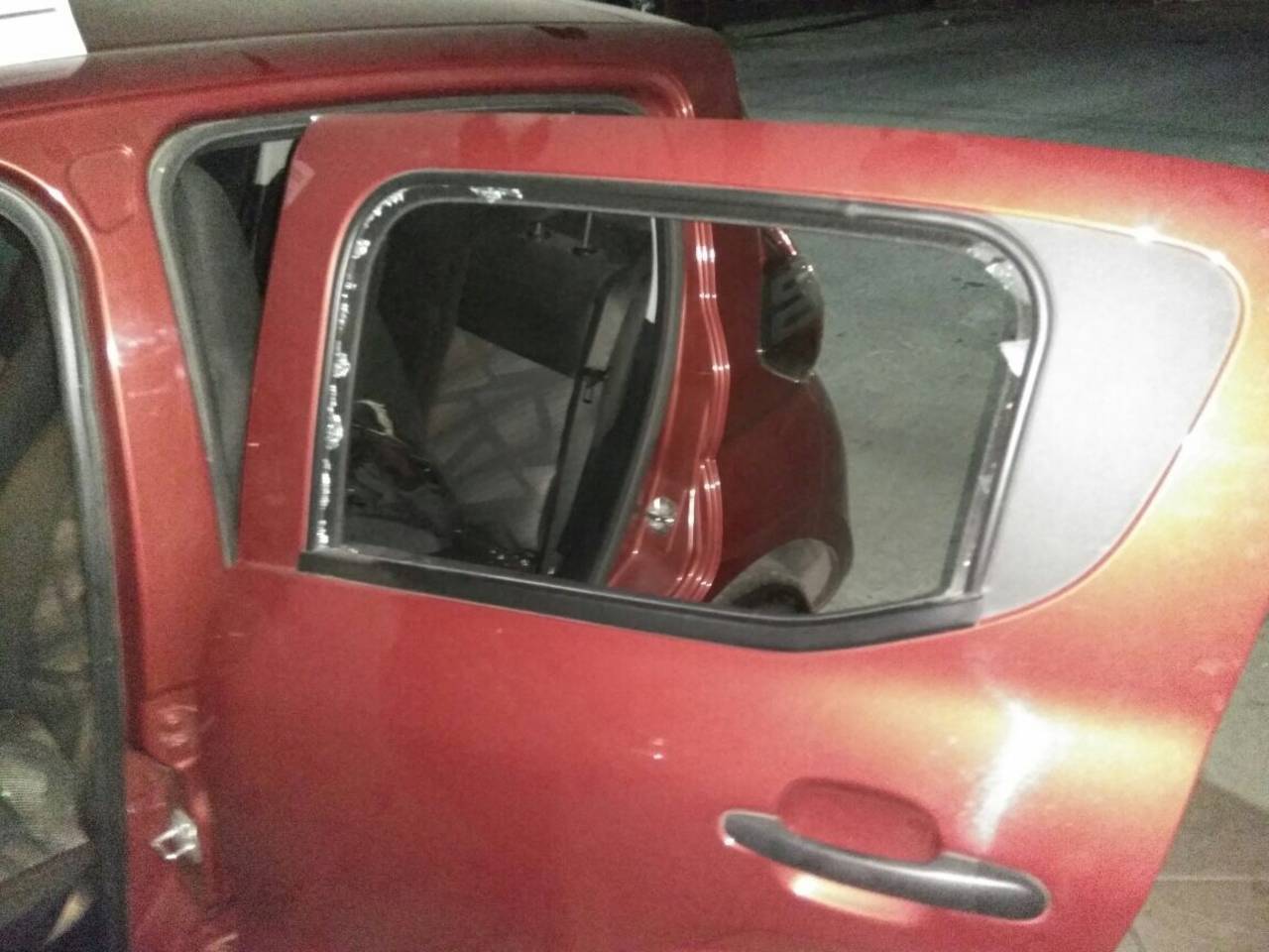 Robo. Para sustraer la cámara profesional tuvieron que romper el vidrio trasero izquierdo del vehículo en que se encontraba. (EL SIGLO DE TORREÓN) 