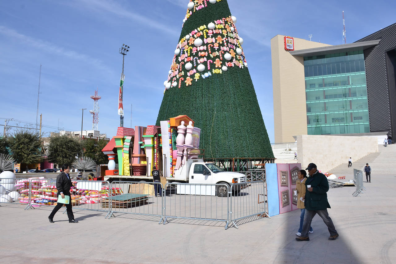 Se va. El monumental pino navideño dice adiós a la Plaza Mayor de Torreón; fue el 5 de diciembre cuando se encendió. (FERNANDO COMPEÁN)