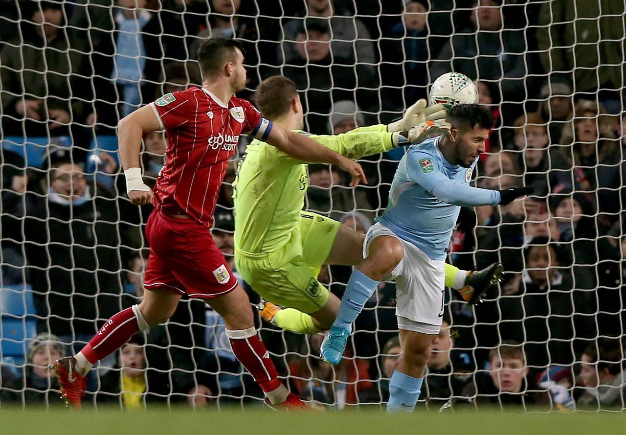 Sergio Agüero (d) de Manchester City anota un gol ante Bristol, durante un partido de la Copa Carabao en el estadio Etihad Stadium. (EFE)