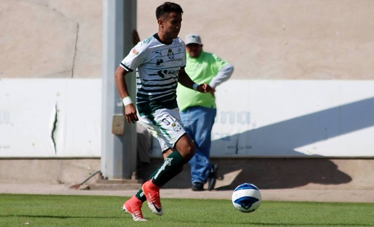 El delantero regiomontano de 19 años de edad, Julián Martínez, marcó el primer gol del 2018 para el sistema de fuerzas básicas albiverdes. Celebran el buen inicio para Santos Laguna Premier