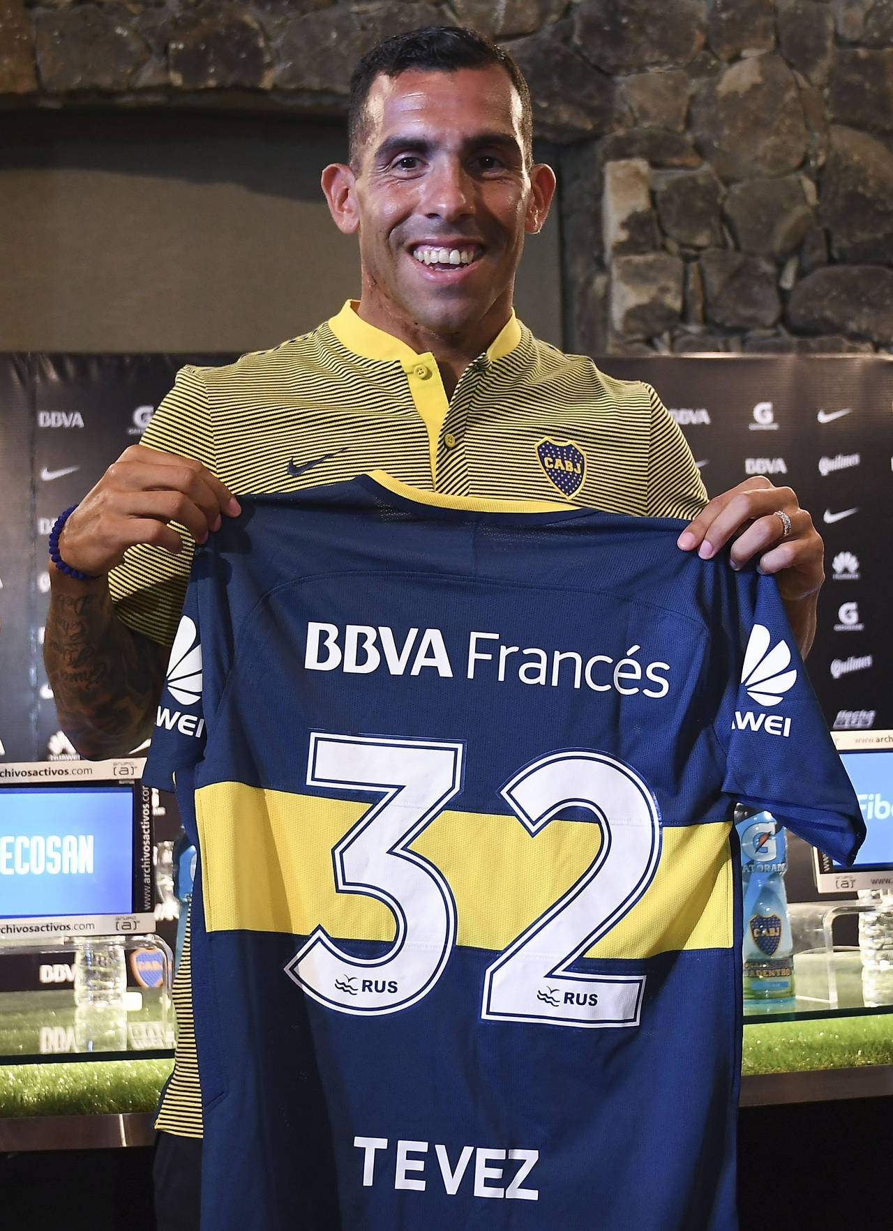 El delantero de Boca Juniors Carlos Tévez posa con la camiseta del equipo, durante su presentación en Los Cardales. Tevez fue presentado ayer como fichaje del Boca Juniors proveniente del Shanghái Shenhua chino. (EFE)