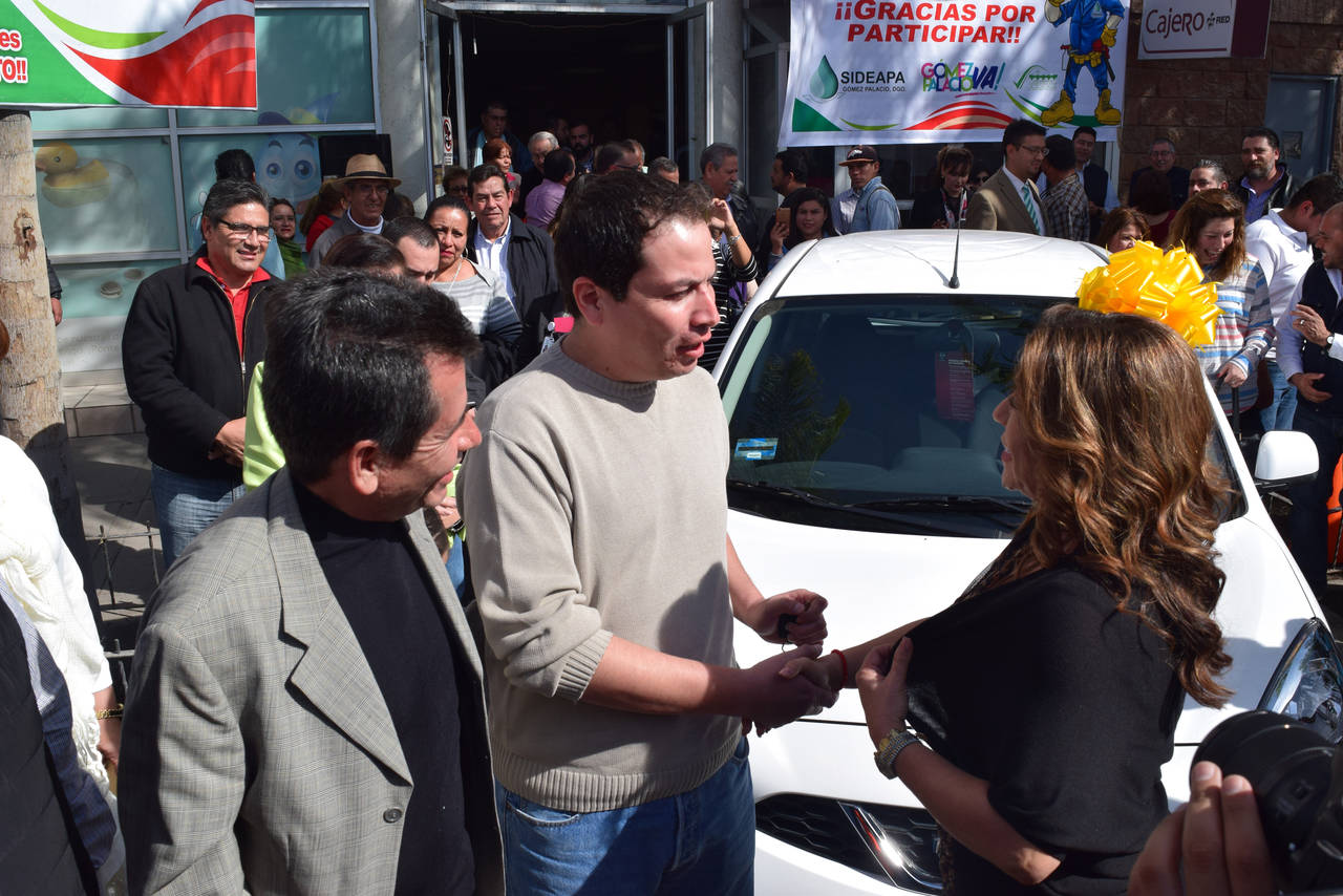 Ganador. Eduardo Velázquez Sánchez recibió el automóvil que sorteó el Sideapa. (EL SIGLO DE TORREÓN) 
