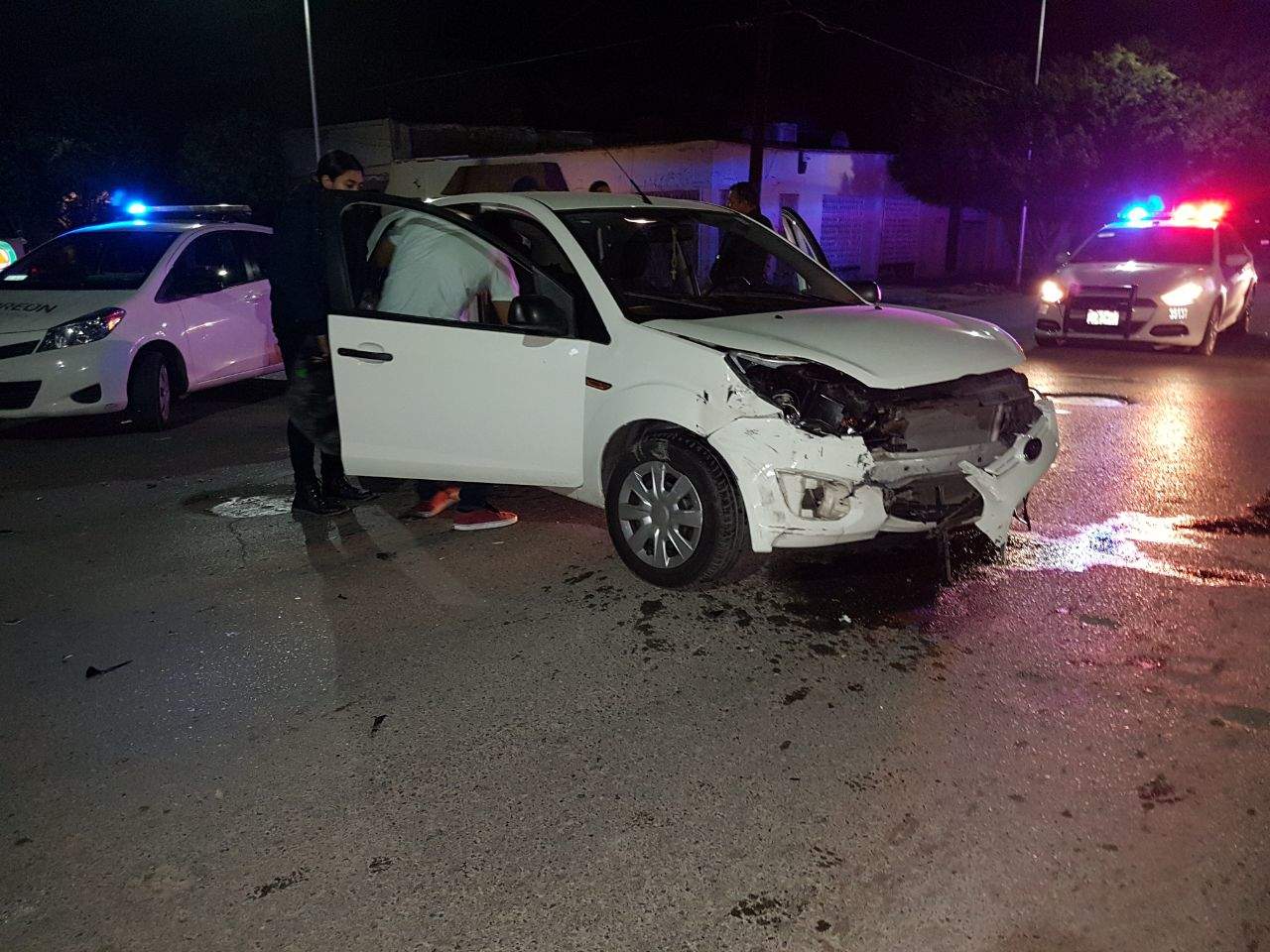 El lesionado fue trasladado al hospital del ISSSTE de la ciudad de Torreón a bordo de una ambulancia de la institución para que recibiera atención médica especializada. (EL SIGLO DE TORREÓN)
