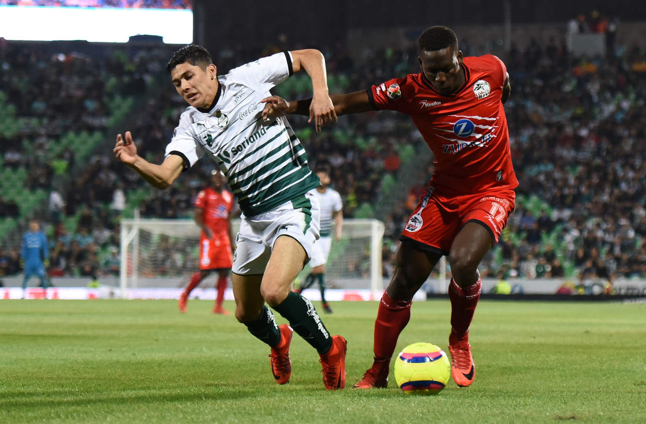 El defensor mexicano fue de la partida inicial el pasado domingo en la victoria de Santos Laguna frente a los Lobos BUAP. (EL SIGLO DE TORREÓN)