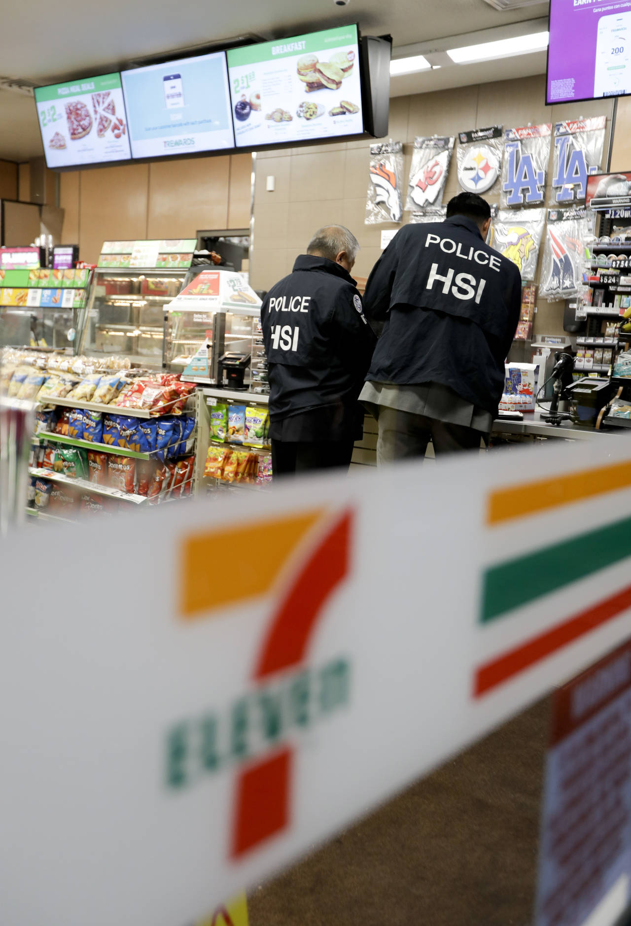 Operativos. Ésta no es la primera vez que esta cadena de tiendas está bajo la lupa de las fuerzas migratorias. (AP)