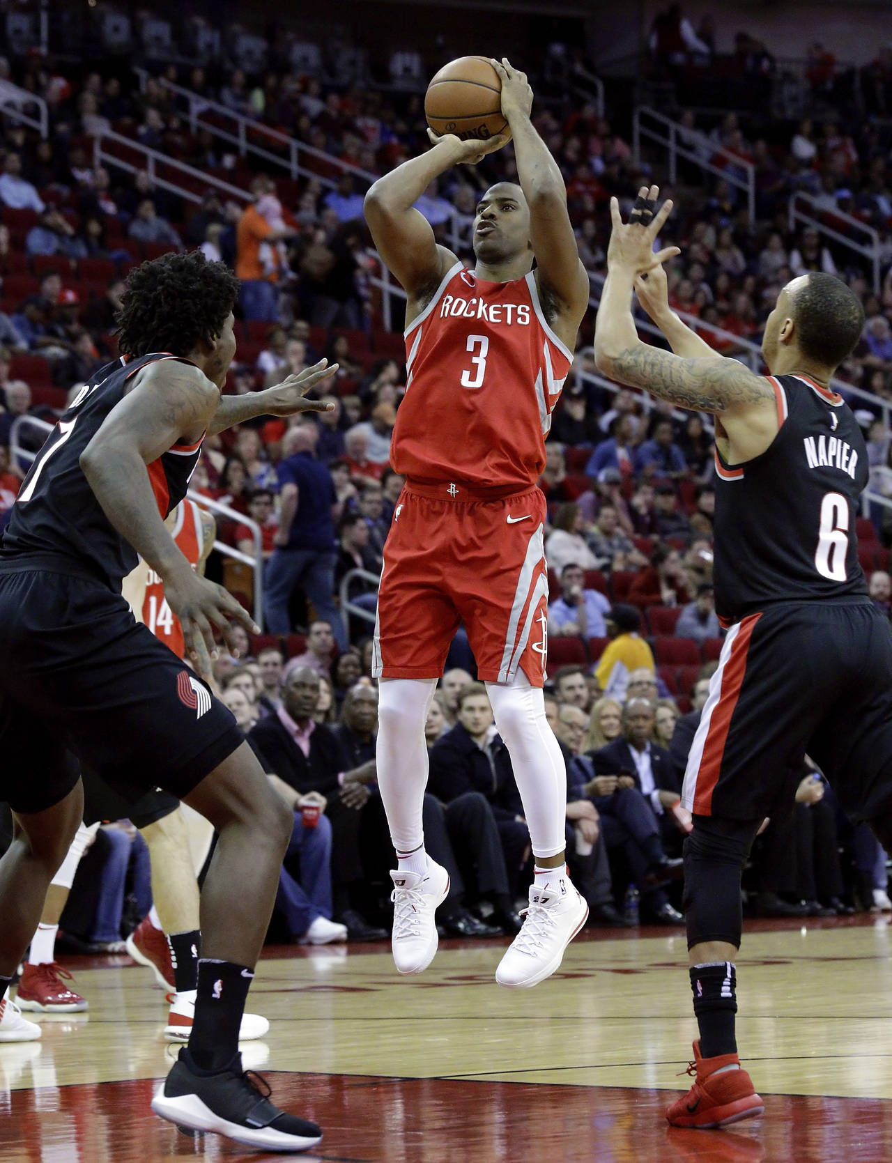 Chris Paul fue clave para la victoria de los Rockets 121-112 sobre los Blazers de Portland. (AP)