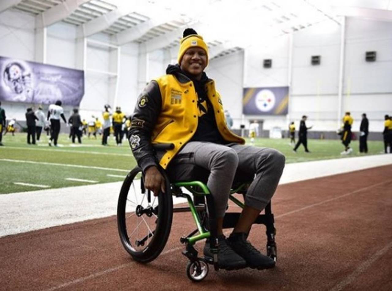 Ryan Shazier escribió en su cuenta de Instagram que le 'falta mucho para recuperarse' y que 'trabaja más duro que nunca para regresar'. Shazier asiste a práctica de Steelers en silla de ruedas