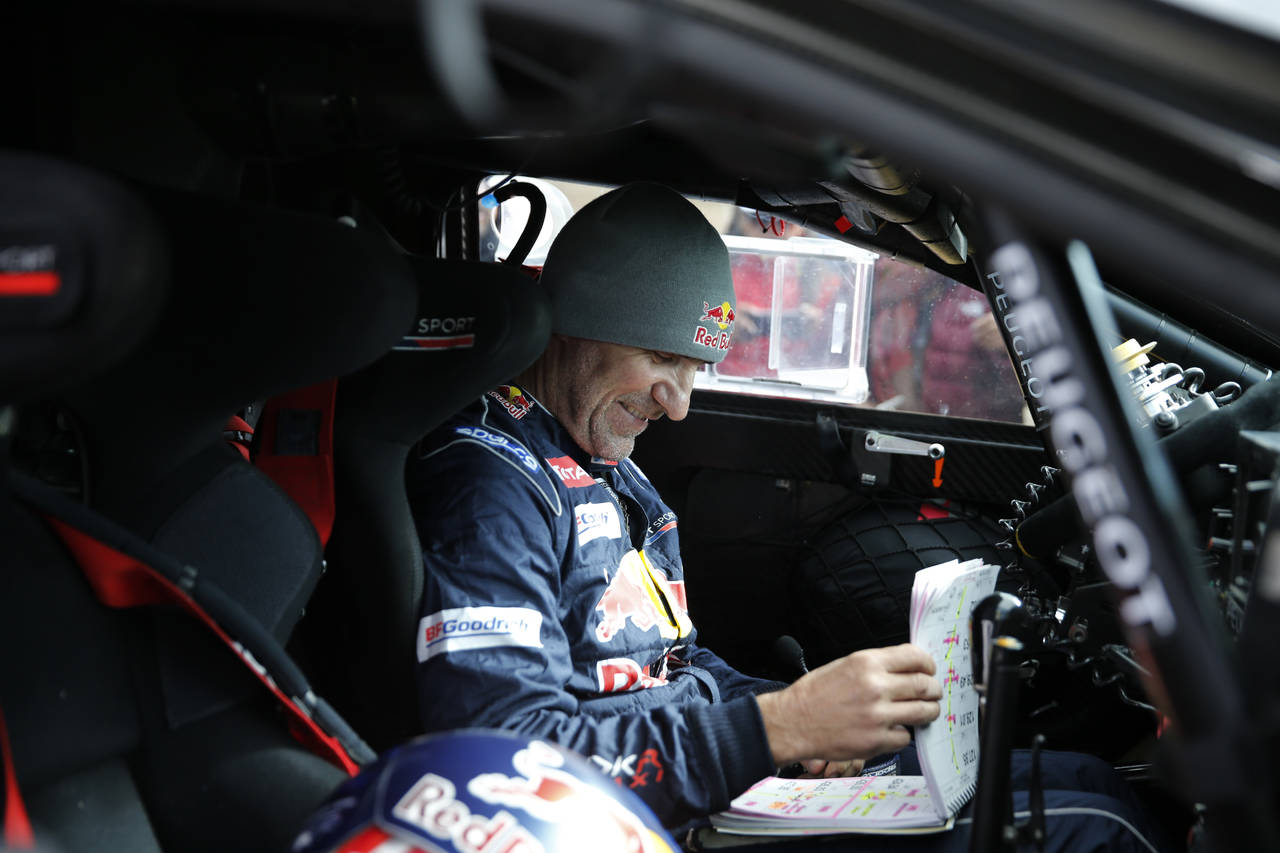 El piloto Stephane Peterhansel, del equipo Peugeot, en el rally. (AP)