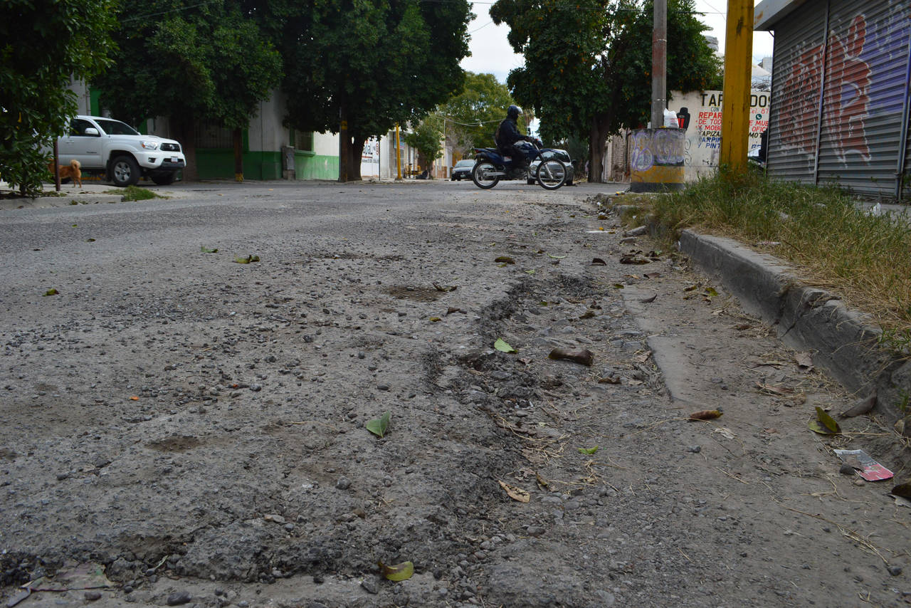 La calle Guerrero. En la calle Guerrero, casi esquina con Matamoros, el pavimento también se encuentra muy desgastado. Esta vialidad conduce hasta la avenida Sarabia, por aquí pasan los autobuses y suele ser una calle muy transitada por vehículos. (EL SIGLO DE TORREÓN)