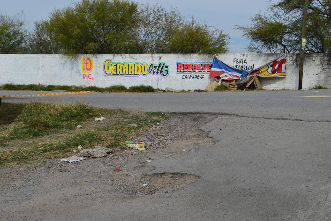 La Durango. En la avenida Durango, esquina con la Sinaloa y muy cerca del Cobaed, también hay
una zona visiblemente dañada del asfalto. En esta área hay gran tránsito de estudiantes. (EL SIGLO DE TORREÓN)