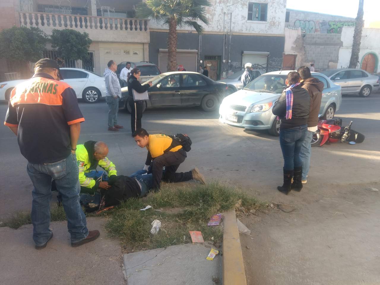 Paramédicos de la Cruz Verde acudieron al sitio para atender al motociclista, mismo que fue identificado como Cristian Damián Rivas Martel de 22 años de edad. (EL SIGLO DE TORREÓN)