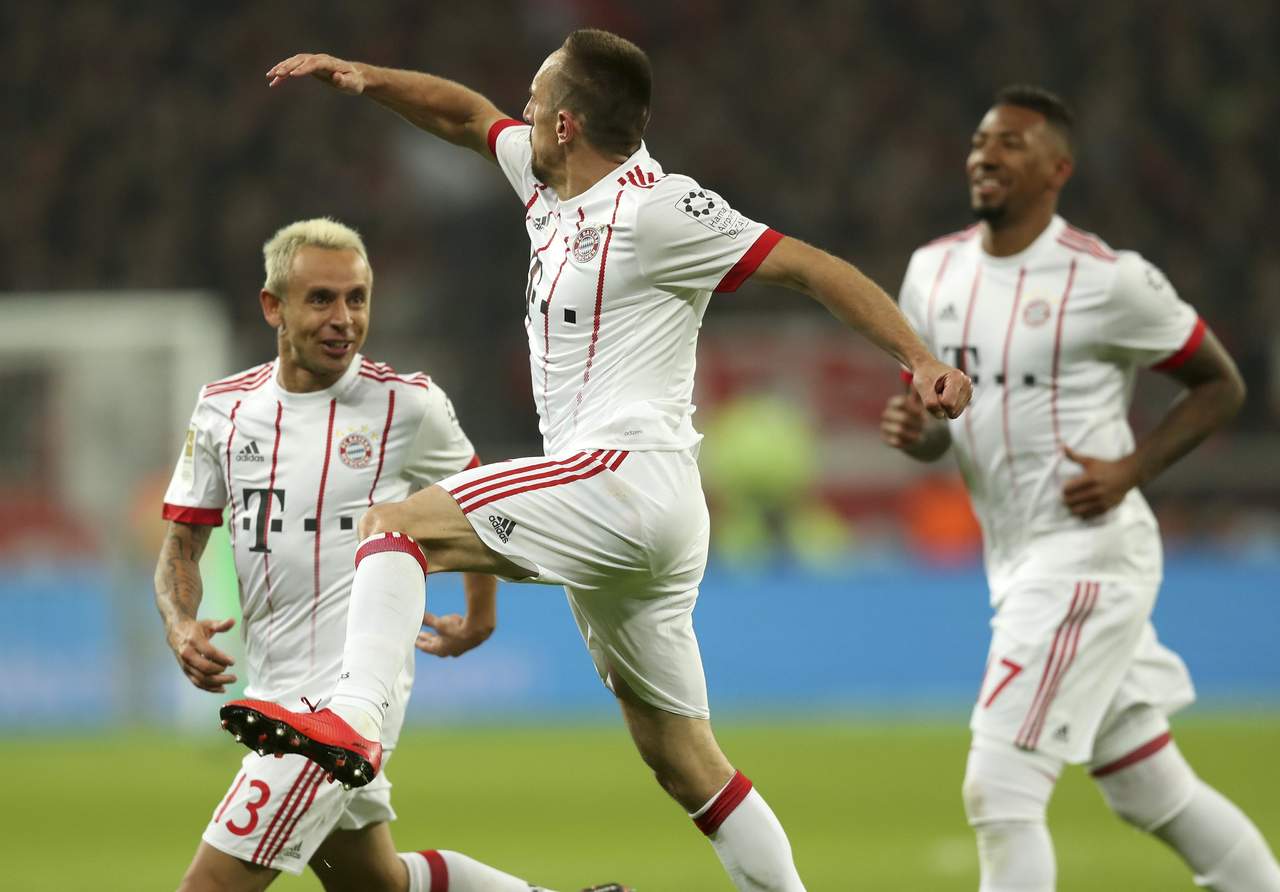 Franck Ribery (c) anotó el segundo gol en la victoria del Bayern Munich 3-1 sobre Bayer Leverkusen. (EFE)