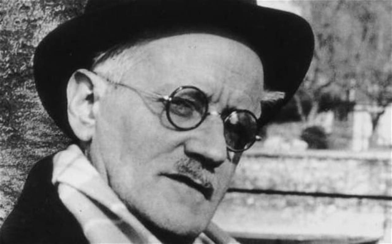 El escritor irlandés James Joyce ganó reconocimiento gracias a su agudeza psicológica y a sus innovadoras técnicas literarias que lo llevaron a ser considerado uno de los escritores más importantes del siglo XX. (ESPECIAL)