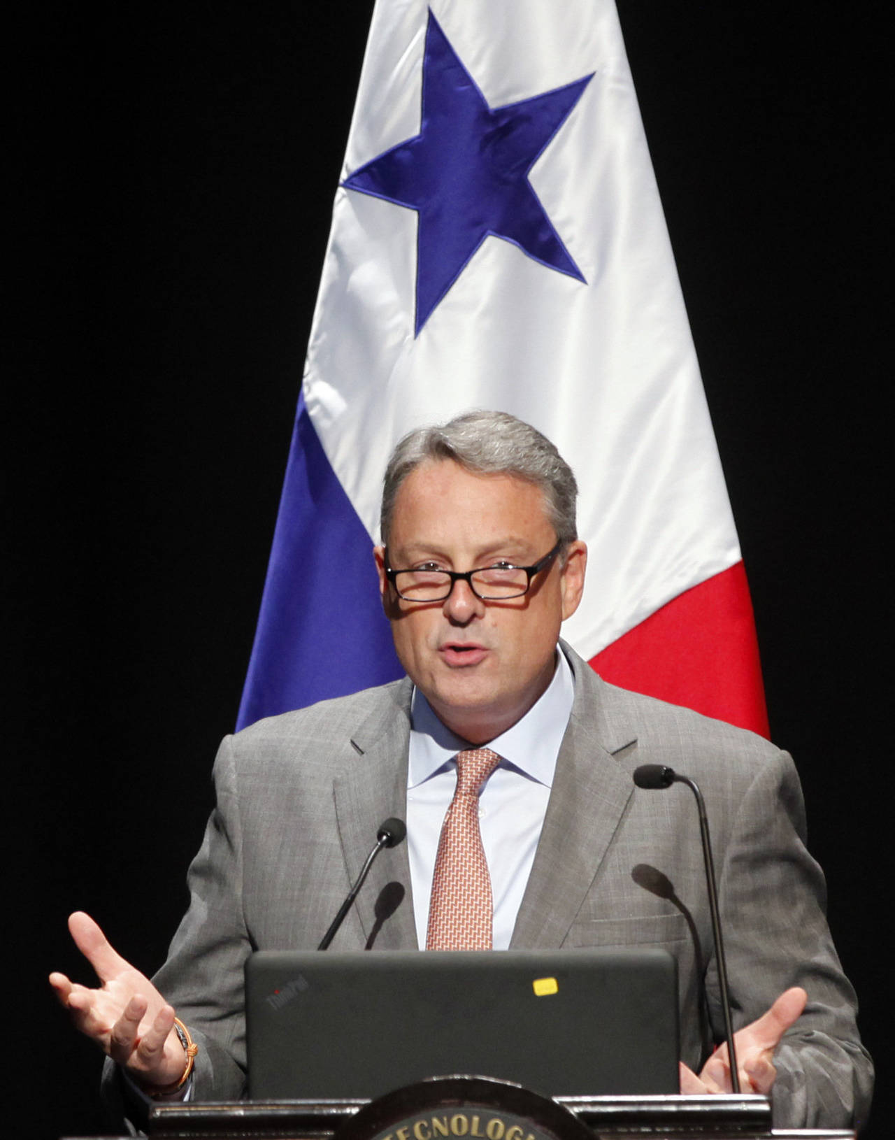 John D. Feeley dimitió a la embajada de EU en Panamá.